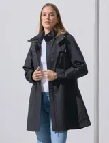 Gabardina impermeable negra, marca Weatherproof, con cierre central oculto y botones a presión. Tiene bolsillos delanteros con cierre, capucha no desmontable y forro interno de abrigo desmontable.