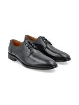 Zapato de vestir color marrón oscuro, con cordones y suela de goma.