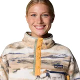 Buzo polar Columbia, con estampado de caballos, cuello alto con botones a presión y bolsillo en el pecho con cierre.