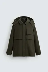Parka color verde oscuro confeccionada en tejido con lana, corte regular, cuello solapa con capucha desmontable, manga larga con puño ajustable, bolsillos de vivo en cadera y cierre frontal con cremallera oculta por solapa con botones a presión.