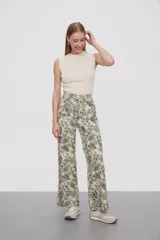 Pantalón recto con estampado floral en tonos verde y beige.