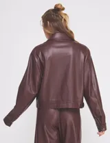 Campera negra de eco cuero, marca Allie Rose, con cierre metálico central, bolsillos delanteros y forro interno a tono.