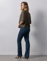 Blusa marrón de lyocell con escote en V y mangas cortas.