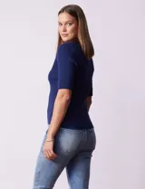 Blusa negra en tejido acanalado, marca Rio & Rian. Cuello solapa y escote en V en tejido calado.
