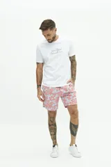 Short de baño largo azul con estampado abstracto de hojas en tonos azules más claros. Posee cintura elástica con cordón de ajuste gris, bolsillos laterales y un bolsillo trasero.