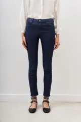 Pantalón jean slim de tiro alto color azul oscuro.