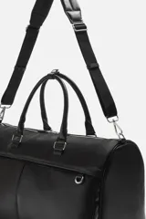 Bolso de viaje negro con textura grabada, compartimento principal con cierre de cremallera, bolsillo interior con cremallera, bolsillo frontal con cremallera, asa de hombro removible y ajustable.