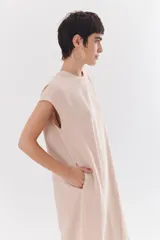 Vestido midi azul de lino y tencel, corte recto y mangas cortas.