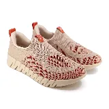 Championes deportivos casuales de tela color beige con detalles en rojo.