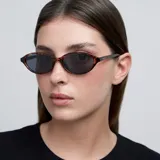 Gafas de sol Ifu con montura ovalada color carey y lentes negras polarizadas con protección UV400.