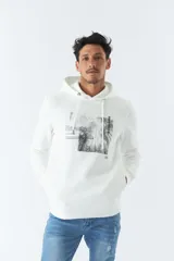 Buzo canguro blanco de felpa con capucha ajustable, bolsillos y estampado con diseño de bosque y texto.
