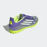Championes de fútbol Adidas F50 Club, color violeta con detalles en blanco y amarillo flúor.