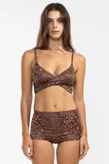 Top de bikini marrón con estampado animal print, breteles finos y corte cruzado en el frente.