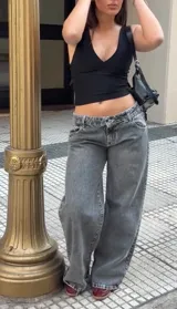 Pantalón de jean ancho (wide leg) color gris oscuro lavado, tiro alto, con efecto desgastado.