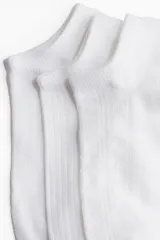 Pack de siete pares de medias invisibles blancas de algodón con borde elástico.