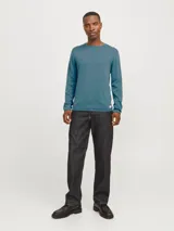 Sweater de punto ligero color azul petróleo, con cuello redondo y mangas largas.