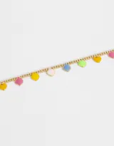 Pulsera dorada de cadena fina con dijes colgantes en forma de corazón de colores.