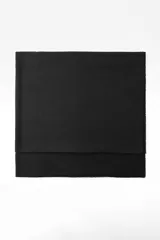 Bufanda rectangular negra de viscosa con terminaciones desflecadas.