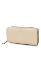 Billetera larga color beige de símil cuero, con cierre alrededor y bolsillo trasero con cierre.