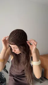 Casquete tejido al crochet color chocolate con lurex dorado.