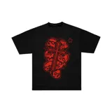 Remera negra de corte regular fit, con estampa roja de una cruz formada por calaveras y una estrella.