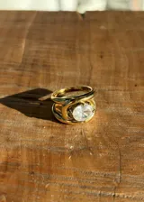 Anillo dorado de acero inoxidable con zircón ovalado.