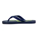 Chinelas de dedo con base celeste y estampado de palmeras y logo Mormaii en blanco y negro.