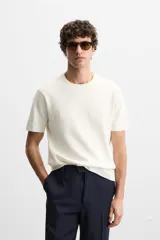 Camiseta celeste de punto con hilatura de mezcla de algodón, corte relaxed fit, cuello redondo, manga corta y acabados en rib.