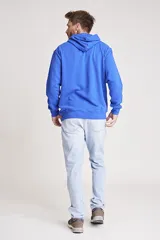 Sudadera con capucha roja, de corte holgado y con bolsillo tipo canguro.