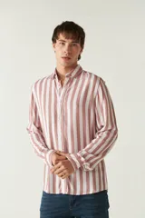 Camisa de mangas largas con estampado a rayas verticales en tonos verde oliva, blanco y azul. Corte regular y logo bordado en el pecho. Confeccionada en viscosa.