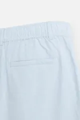 Bermuda azul marino de corte regular, confeccionada en tejido de algodón y lino. Cuenta con bolsillos frontales y traseros, cierre frontal con cremallera y botón.