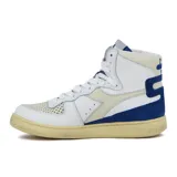 Zapatilla urbana Diadora Heritage de caña alta, color blanco con detalles en azul y beige. Presenta un efecto envejecido en la suela de goma color crema y un gráfico en blanco y negro en la lengüeta.