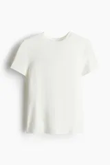 Remera blanca de punto elástico, corte entallado, cuello redondo y bajo recto.
