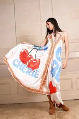 Vestido largo de tirantes finos con escote en V, estampado con cerezas, corazones y letras.