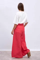 Remera blanca de corte holgado con estampa pequeña en el frente.