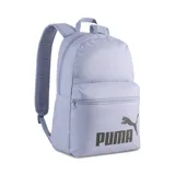 Mochila Puma Phase de color lila claro, con compartimento principal y bolsillo frontal con cierre. Presenta el logo grande de Puma en color gris oscuro en la parte frontal.