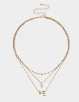 Collar corto dorado multicadena con dije de corazón y letra R.