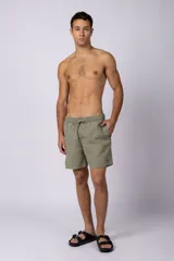 Short de baño gris con cintura elastizada y cordón ajustable. Tiene bolsillos laterales y logo de la marca en la pierna derecha.