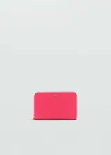 Billetera fucsia con efecto saffiano, logo en relieve y cierre de cremallera. Cuenta con múltiples ranuras para tarjetas y costuras decorativas.