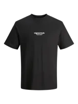Remera negra de manga corta con cuello redondo y corte relajado. Diseño con estampa en relieve.