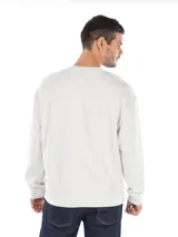 Buzo Calvin Klein gris claro con logo de la marca bordado en el frente.