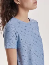 Camiseta celeste con textura calada, de manga corta y cuello redondo.