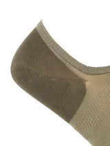 Calcetines invisibles color verde oliva confeccionados en fibra de bambú.