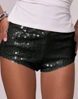 Shorts de tiro alto cubiertos de lentejuelas plateadas.