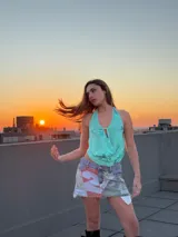 Top turquesa con escote halter, diseño cruzado y apliques de lentejuelas.
