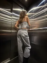 Pantalón de jean gris con corte recto y bolsillos traseros con aplique de estrella brillante.