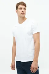 Remera blanca de manga corta con cuello en V, corte regular y logo bordado.