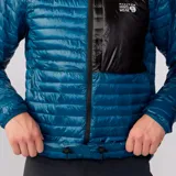 Campera azul con cierre frontal, cuello alto y bolsillo negro en el pecho.