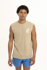 Musculosa color beige con cuello redondo y logo estampado de una palmera con el texto "Pulau" en color lila.