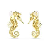 Par de aros colgantes con forma de caballito de mar, con cristales blancos y perlas engarzadas en metal dorado. Cierre de clip.